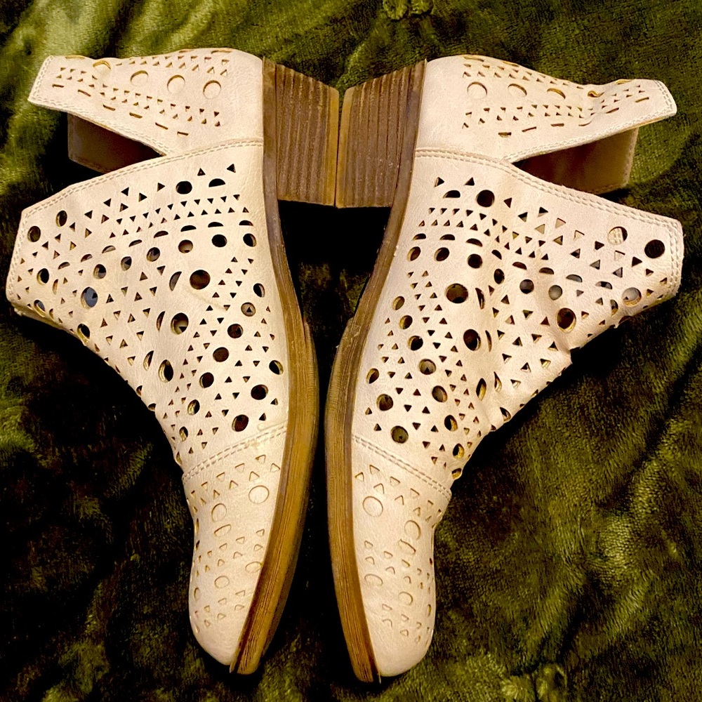 Rampage Tightone Laser Cut Ankle Booties in Ivory. Size 8m